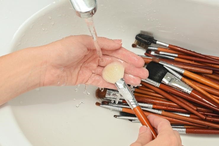  Makyaj fırçalarını temizlemek için en iyi öneri Fircalar-nasil-durulanmali