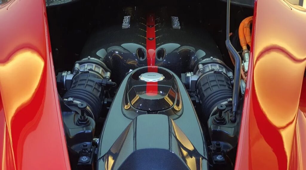  Bir Ferrari'ye hiç bu kadar yakın olmamıştınız... ferrari-motor-calismasi-1024x568