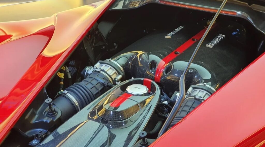  Bir Ferrari'ye hiç bu kadar yakın olmamıştınız... ferrari-motoru-1024x569