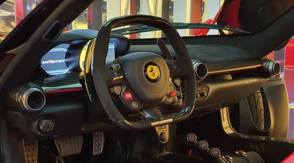  Bir Ferrari'ye hiç bu kadar yakın olmamıştınız... ferrari-yillik-bakim-ic-dizayn-1024x567